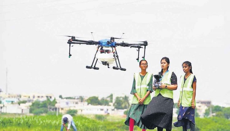 कृषि में महिलाओं को सशक्त बनाती नमो ड्रोन दीदी योजना